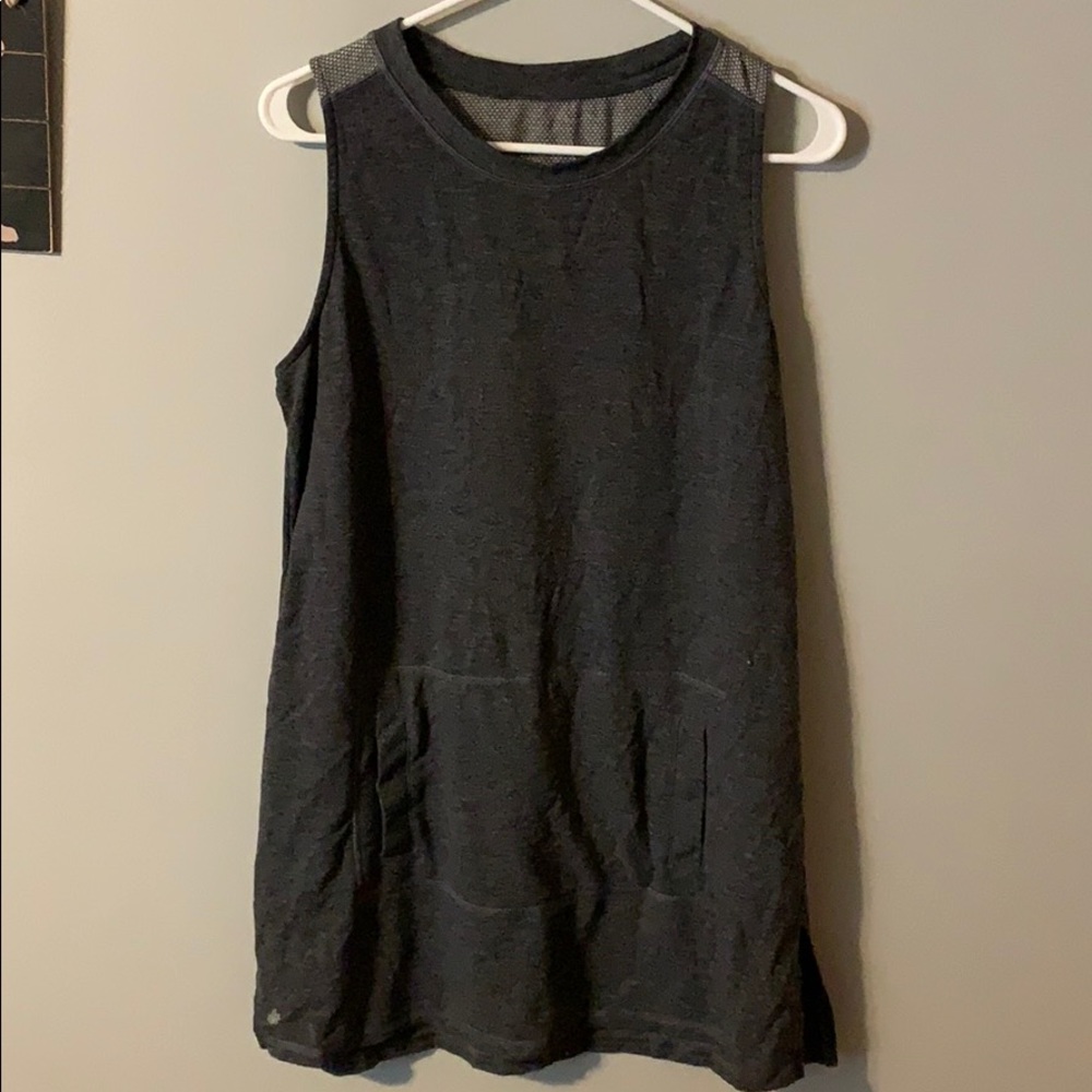 sleeveless workout shirt with pockets
